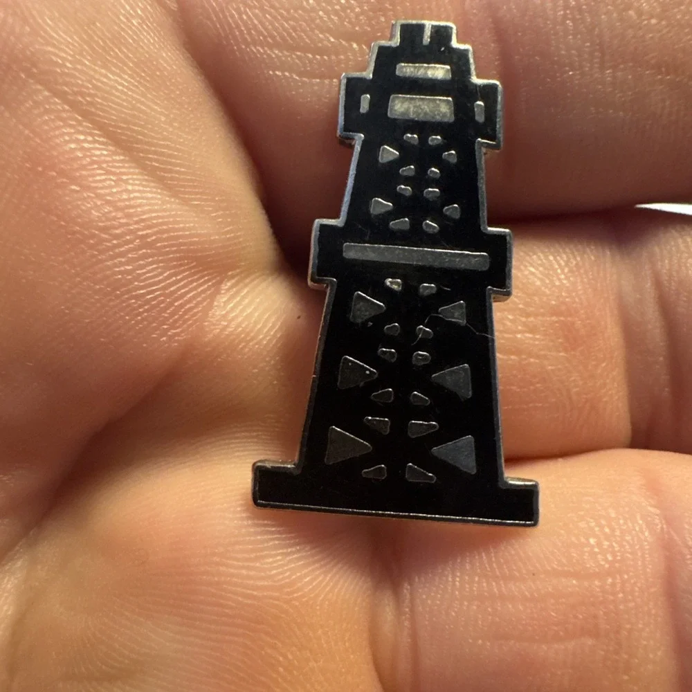 Vintage Oil Derrick Tower Lapel Hat Coat Pin Collectible Charm - Picture 5 of 5